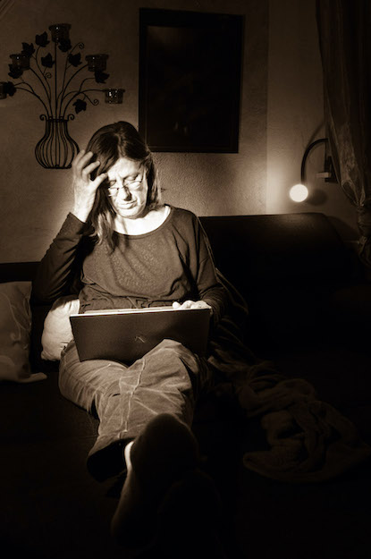 Karolin lektoriert Text am PC